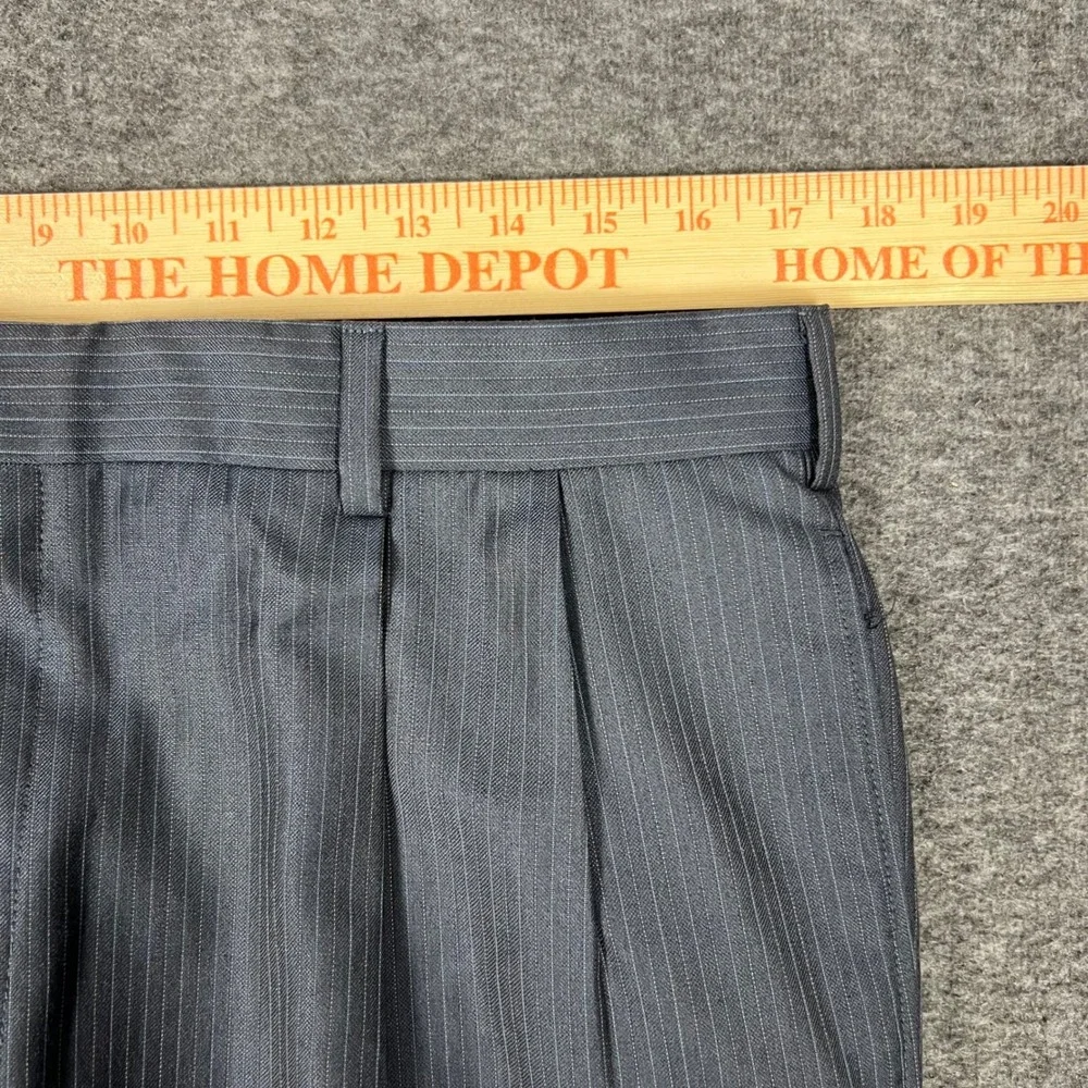 Jos A Bank 2 Piece Suit Mens 44S Pleated Pants 34x29 Grey Silk Blend Pinstripe